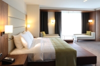 Tekstylia szyte na miarę a gotowe rozwiązania &ndash; co się bardziej opłaca hotelom i restauracjom?